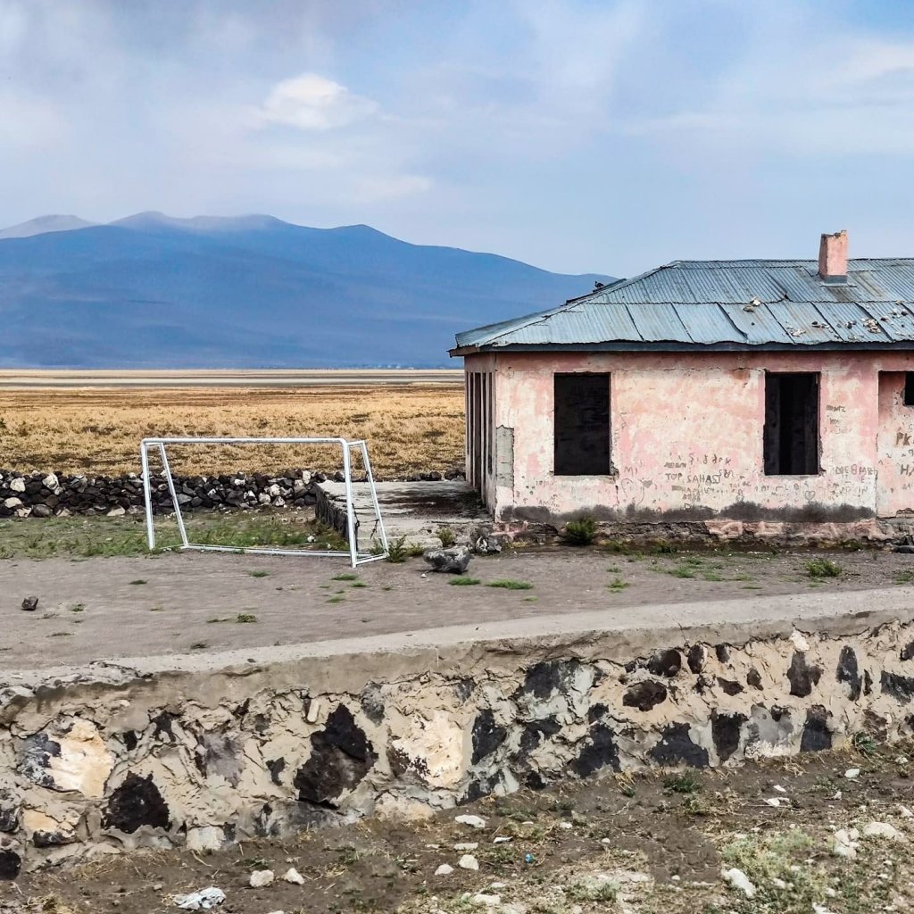 Houses in Doğubeyazıt on the way to Ararat.